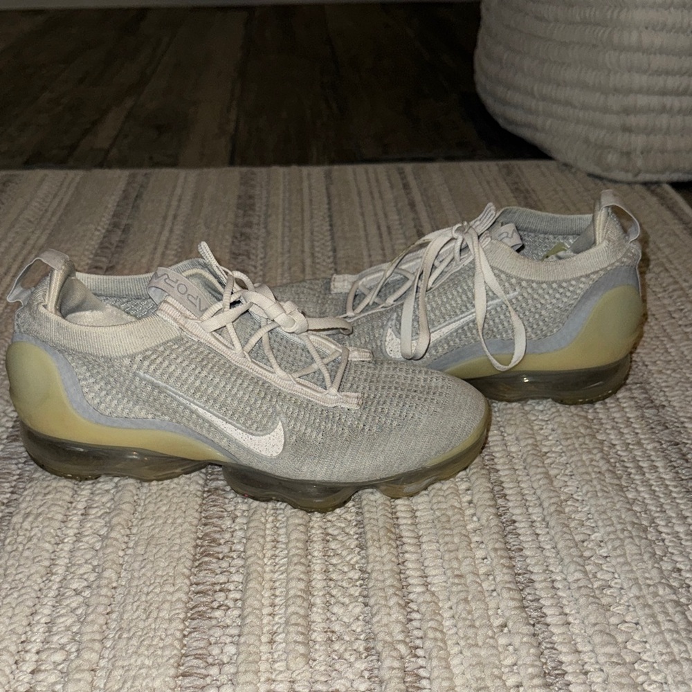 Nike Women's Light Gray vapors